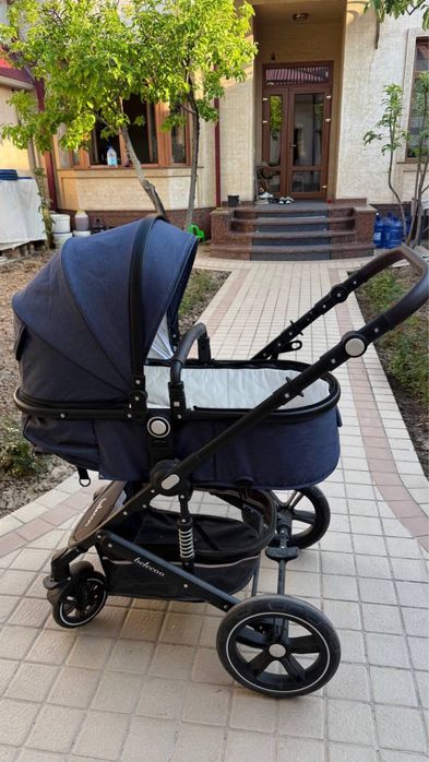 Синяя коляска почти новая