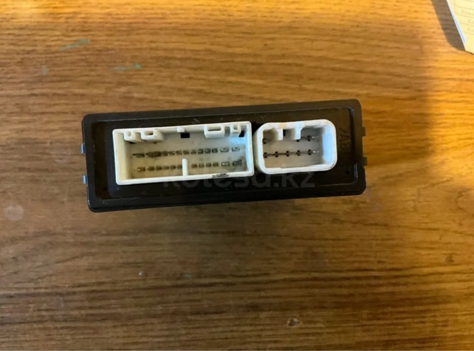 Блок управления задней двери тойота 4руннер