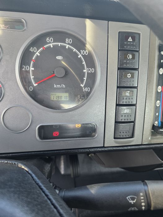 Nissan Atleon basculabil 3 parți +Macara 2009 119.000 km !!Categoria B !!