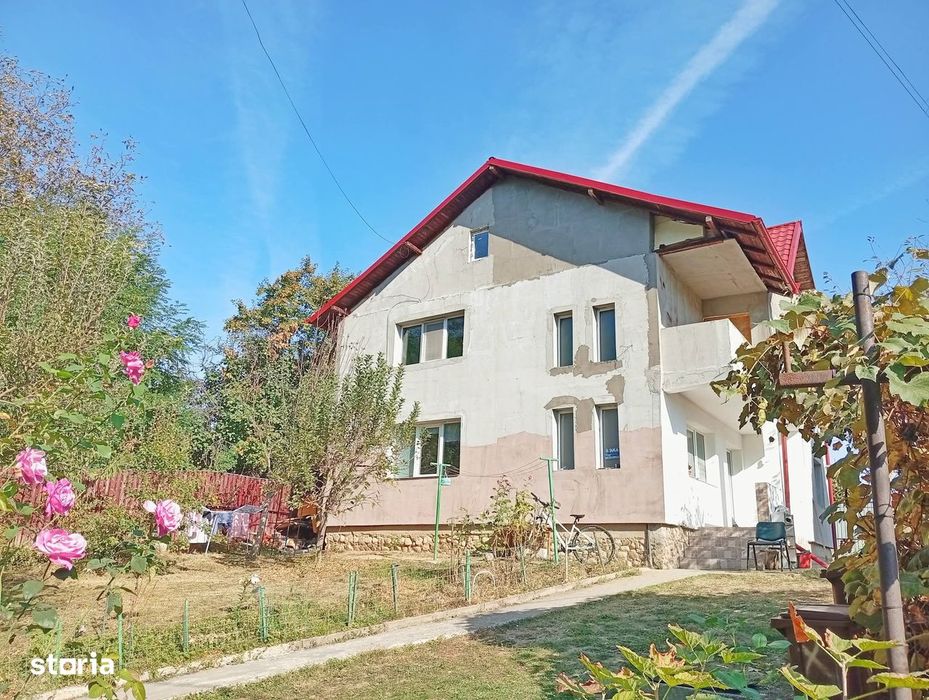 Casă cu 5 camere de închiriat, curte împrejmuită