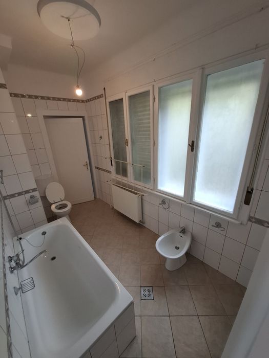 De inchiriat casă ultracentrală Arad la 50 m de Blv Revolutiei ,4 camere + demisol