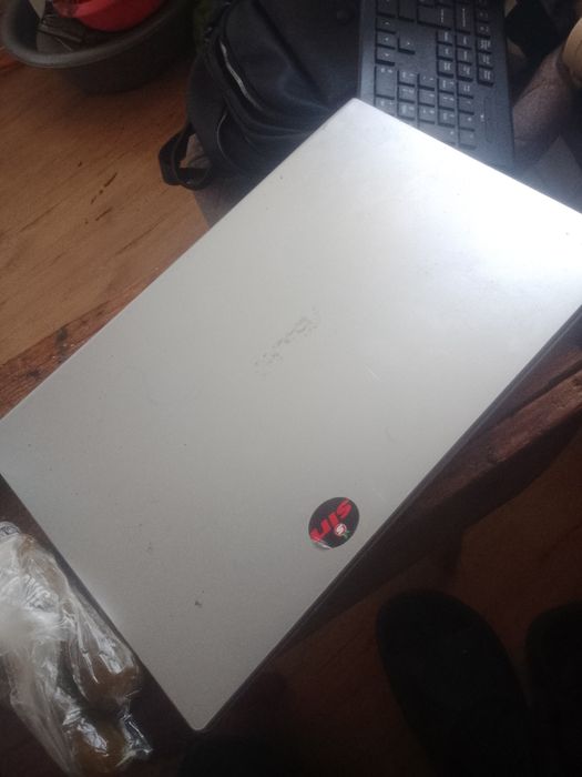 Leptopu a fost al meu dar nu îl mai folosesc că mi-am luat calculator
