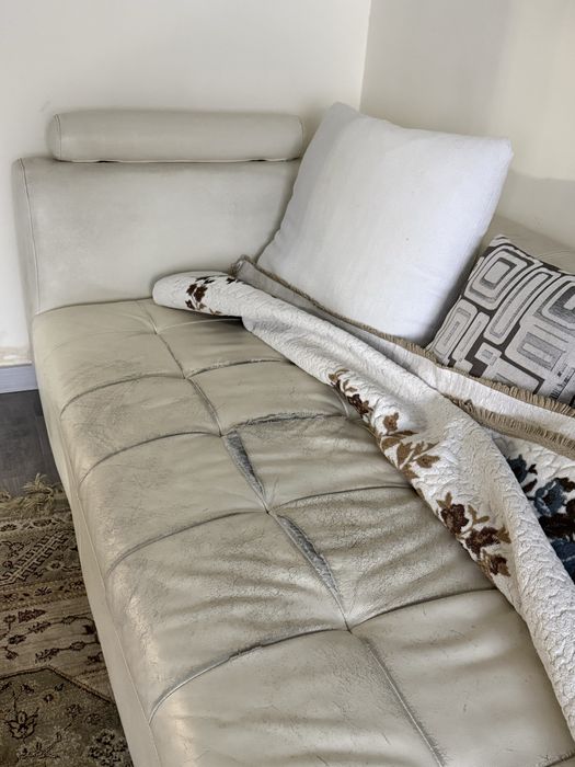 Диван вместе с подушками