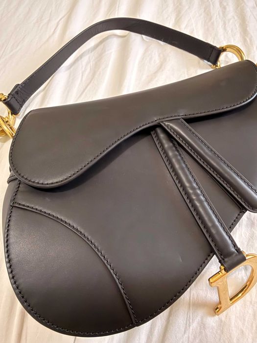 Geanta saddle, neagra cu accesorii aurii