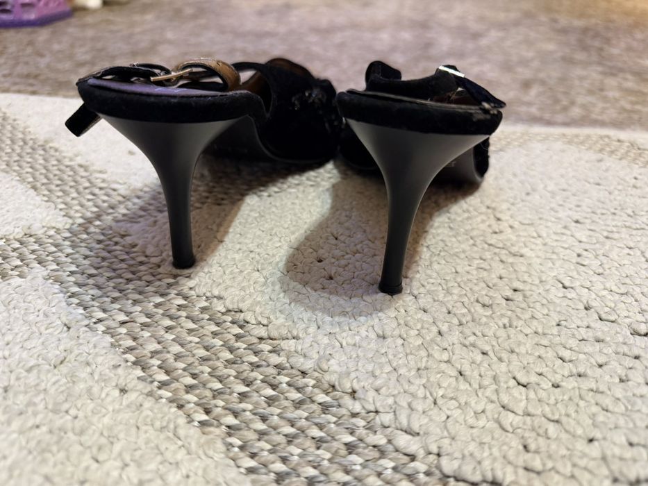 Черни велурени токчета