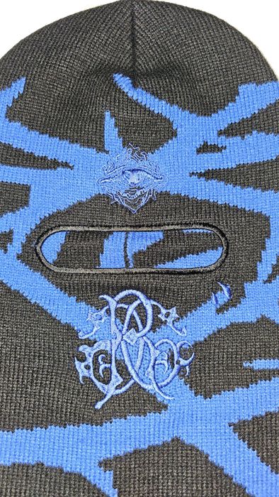 Cagulă neagră cu model albastru