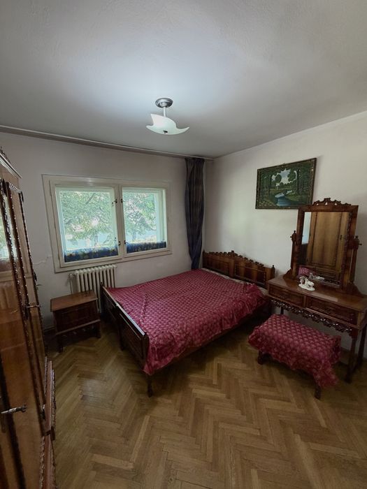 Închiriez apartament cu 3 camere