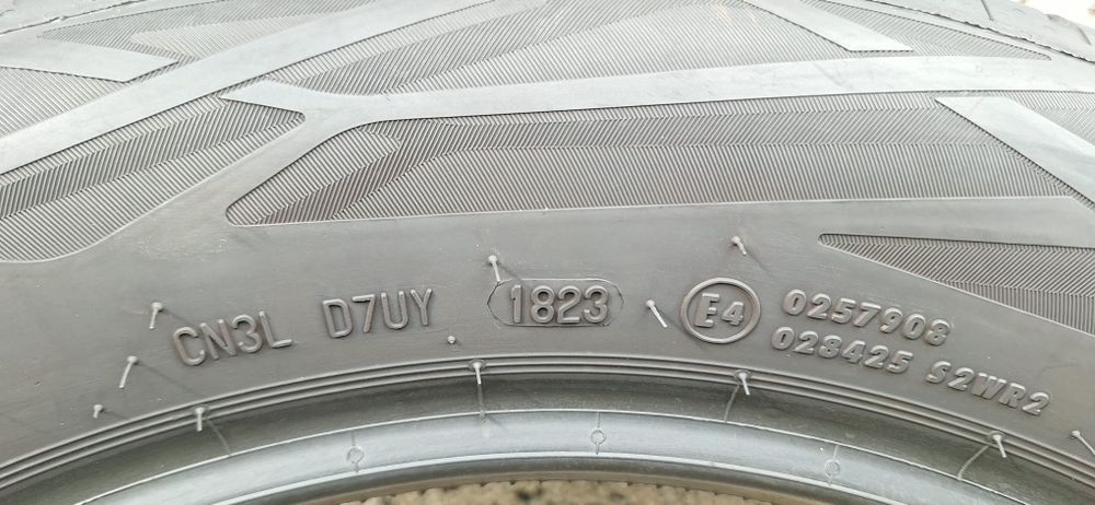 Продавам 2бр гуми за SUV Continental 235/55/18V