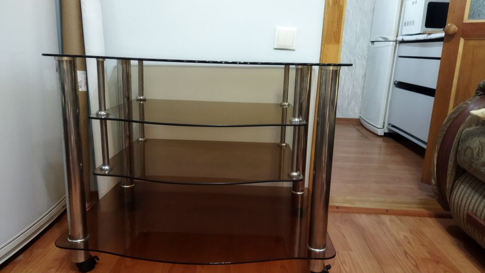 Продам столик стеклянный на колесах