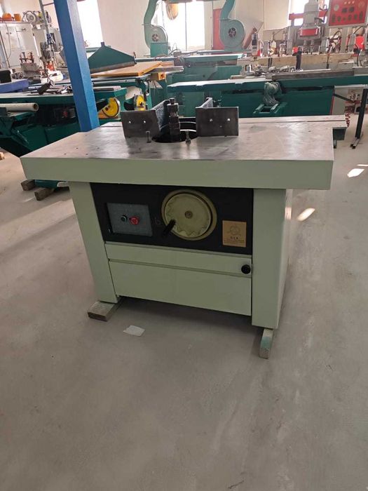 станок фрезерный вертикальный по дереву