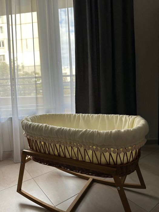 Плетено бебешко легло от естествена върба, люлееща. Кокосов матрак