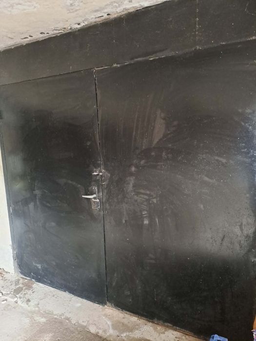 Продавам метална гаражна врата 240х230