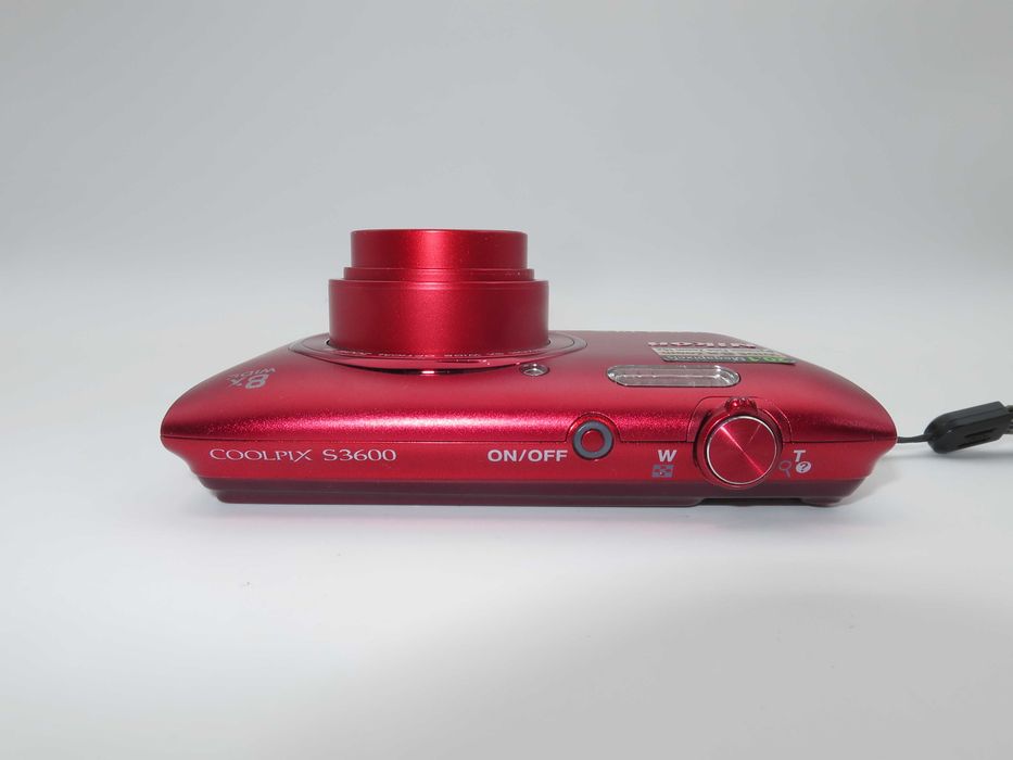 Nikon Coolpix S3600 ултра компактен цифров фотоапарат, червена дигитална камера, в отлично състояние, пълен комплект с нова батерия, работи перфектно!