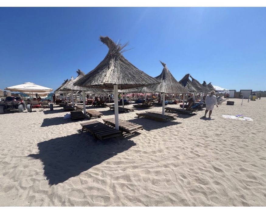 Sezlong lemn si umbrele stuf pentru plaja