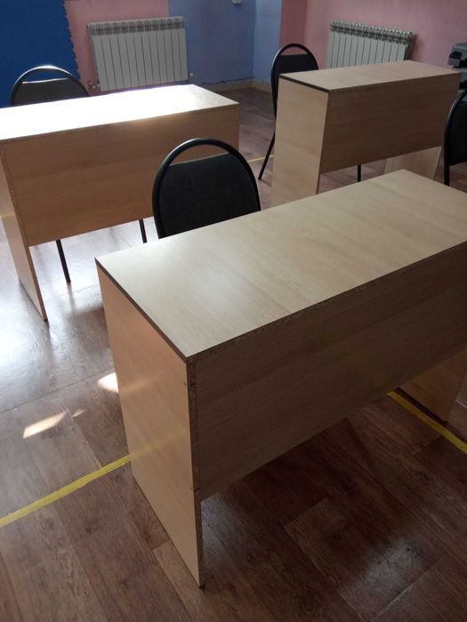 Столы для конференций и гримерные