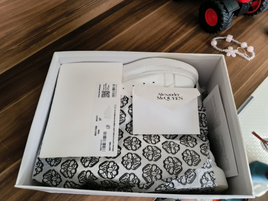 Alexander McQueen 40