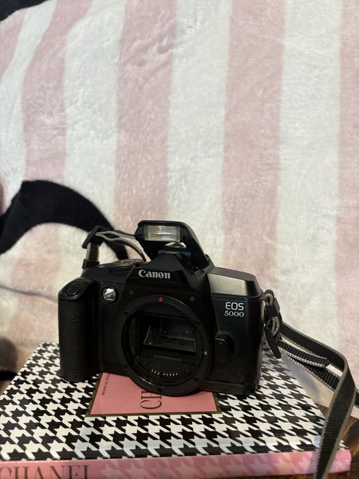 Филмов фотоапарат Canon EOS 5000 SLR с обектив 38-76mm-за части