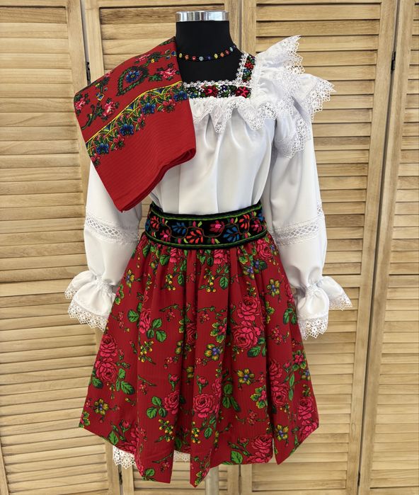 Costum traditional de Maramures pentru doamne si domnisoare complet