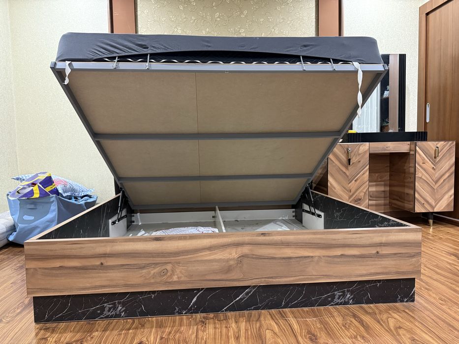 Продам Кровать и трюмо срочно