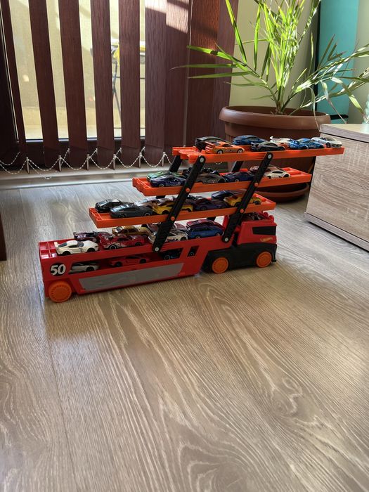 Hot Wheels комплект – камион + много коли