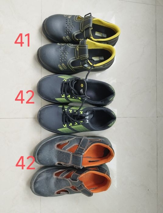 Papuci de lucru  cu bombeu .