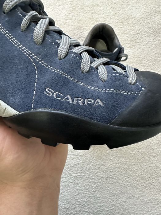 Aceasta este o pereche de pantofi Scarpa Mojito Mid GTX.
