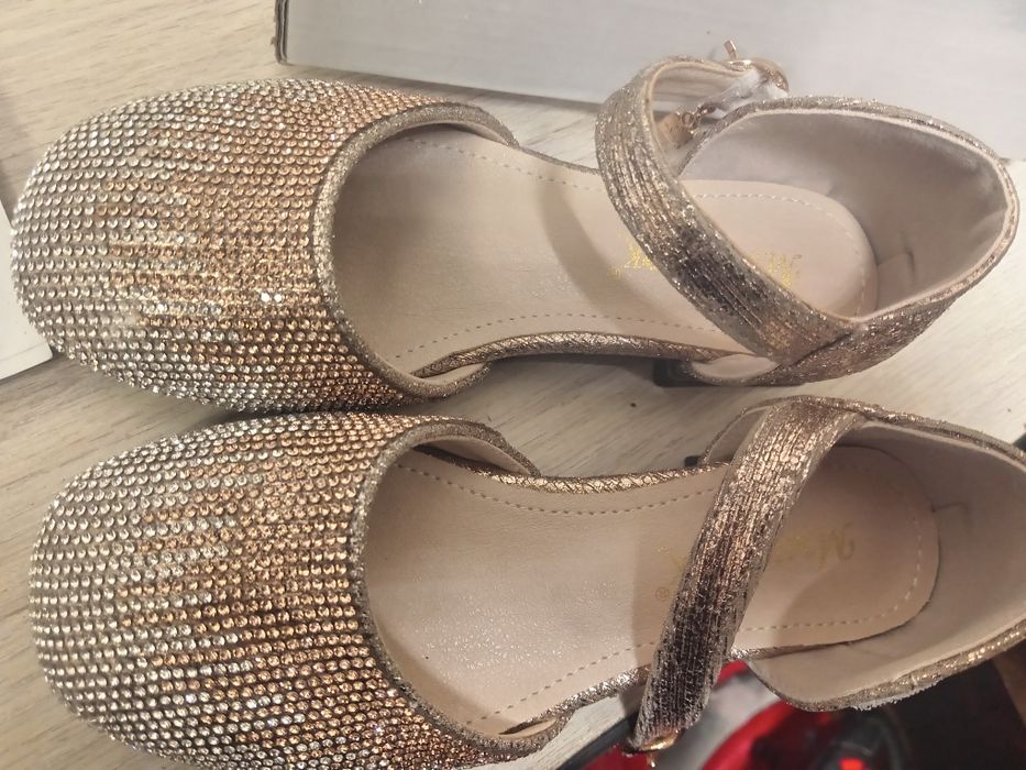 Продам туфельки нарядные