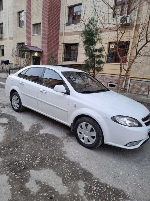 Lacetti Jentra srochno sotiladi