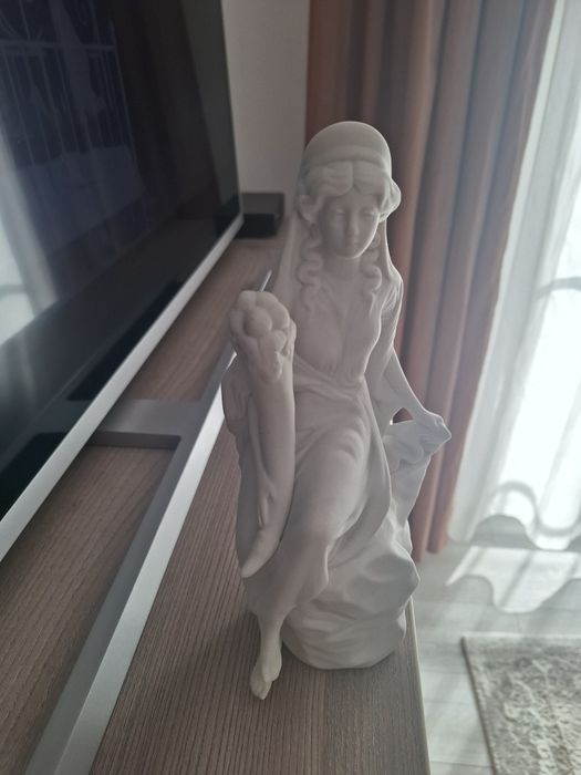 Statuieta Lady Apresentaco din porțelan biscuit  .