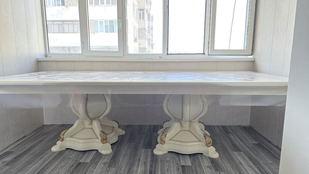 Продаётся стол и 12 стульев.