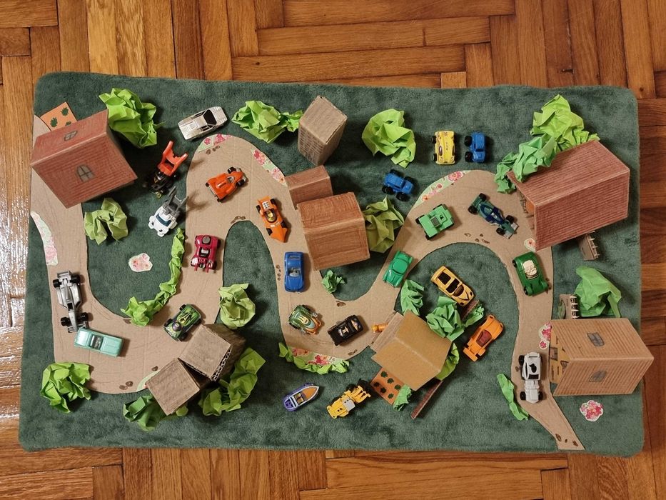 Colectie 24 masinute Kinder si orasel hand made