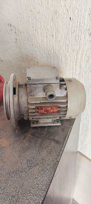 Новый электродвигатель АИР В56В4УЗ 180 Вт