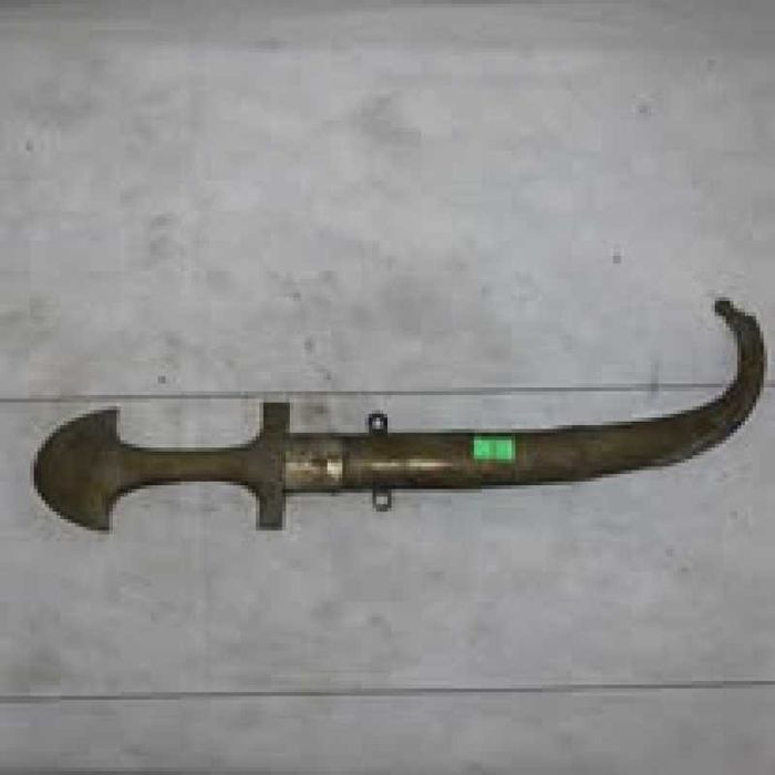 Cutit cu teaca din alama cu tenta arabeasca