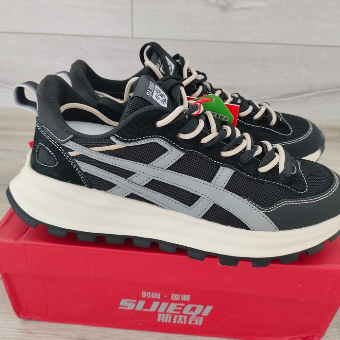 Продам кроссовки новые