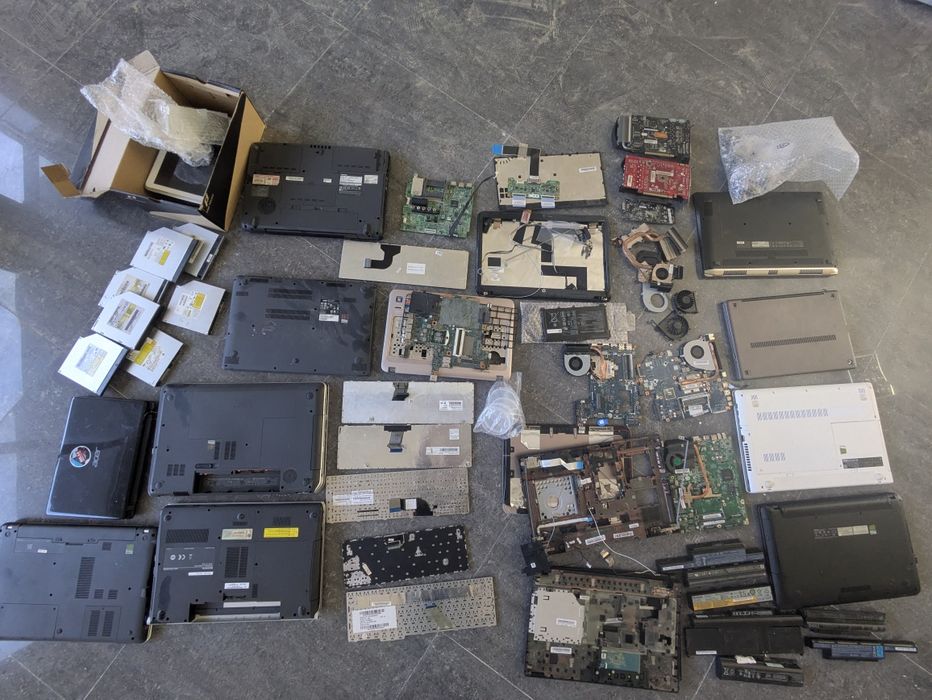 Лаптопи + таблет + батерии