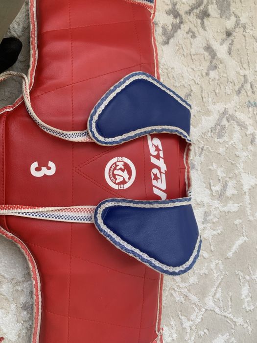 Продам протектор для таеквондо шлем для ног и перчатка