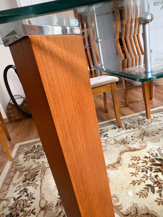 Дървена маса с плот от закалено стъкло за трапезария