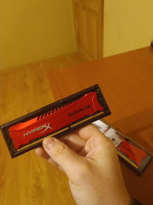 2X8 GB RAM Kingston HyperX 1886 mhz cl9