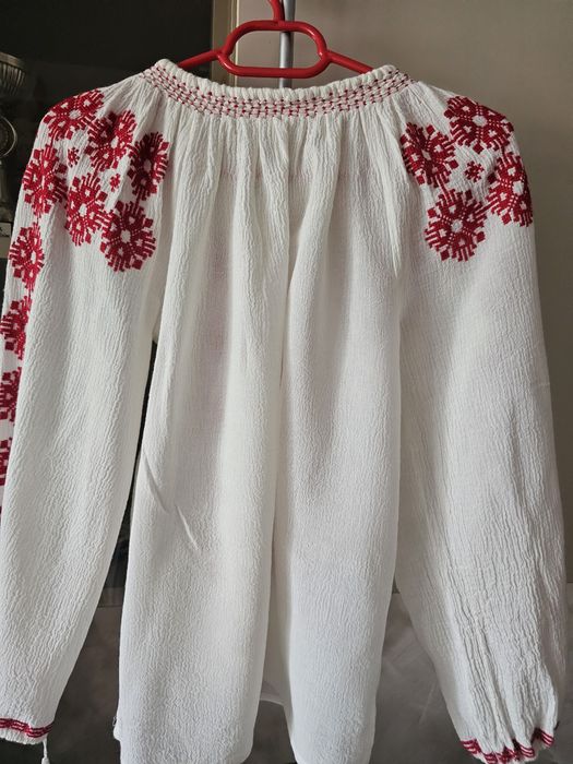 Ie lucrata manual cu fir rosu