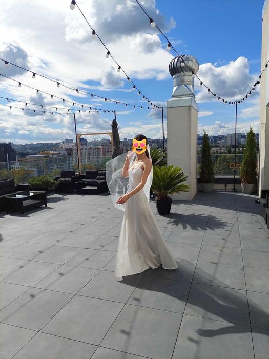Rochie ivory 2 în 1,decoltată;Include și partea externa din tul,ușoară