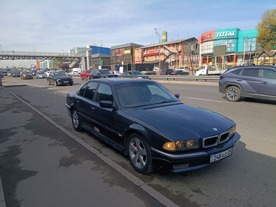Продам BMW е38 механика на ходу