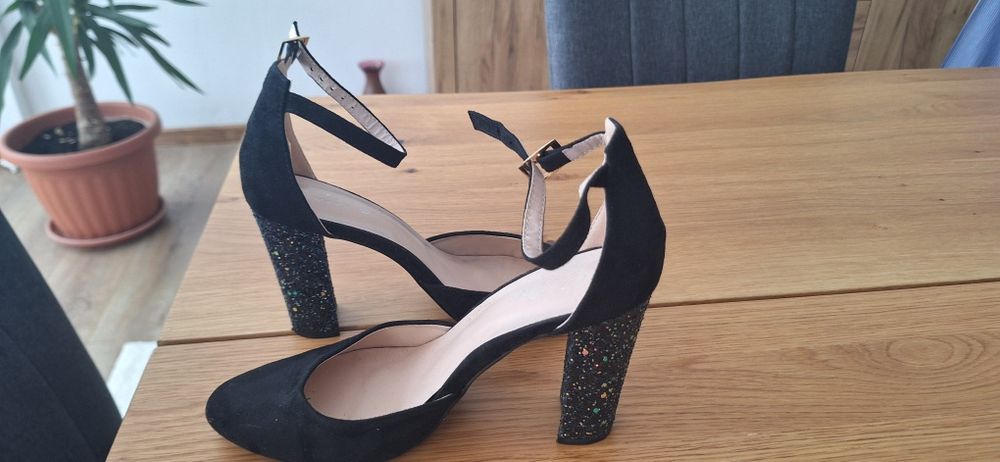 Pantofi eleganți cu bareta