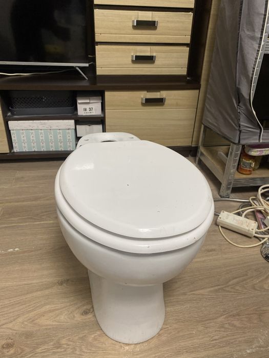 Toaletă cu rezervor