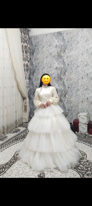 Вечерний плате. Oqshom libosi holati a'lo darajada.