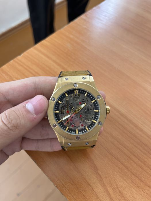 мужские наручные часы бренда Hublot