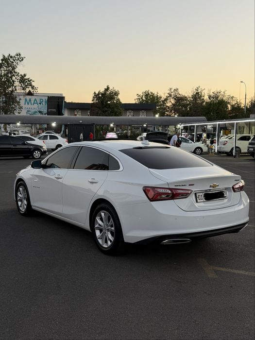 Malibu 2.4 sotiladi Rangi oq