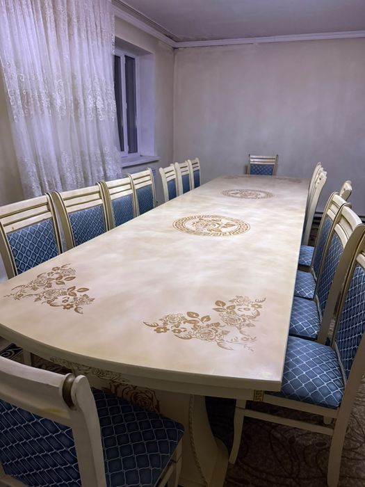 Стол со стульями