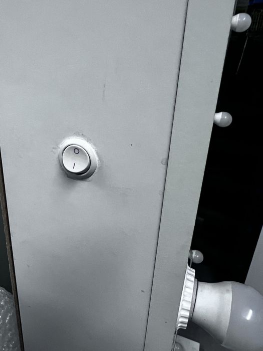 Зеркало гримерное с лампами