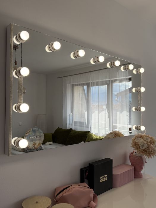 Oglinda makeup cu becuri lumina neautra
