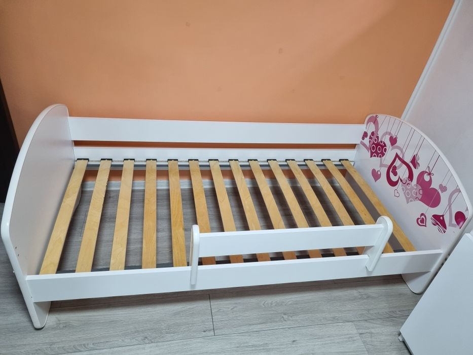 Pat alb pentru fetită